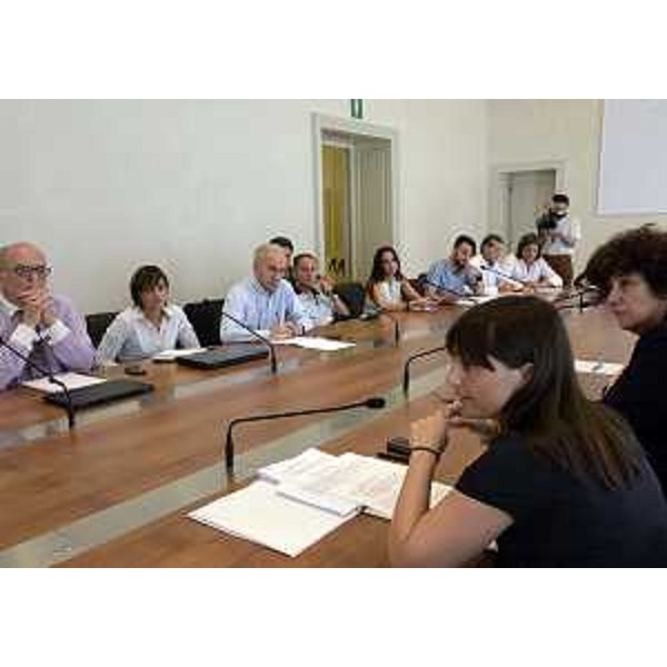 Debora Serracchiani (Presidente Regione Friuli Venezia Giulia) e Loredana Panariti (Assessore regionale Ricerca e Università) al Tavolo con le parti sociali su Flextronics - Trieste 30/06/2015