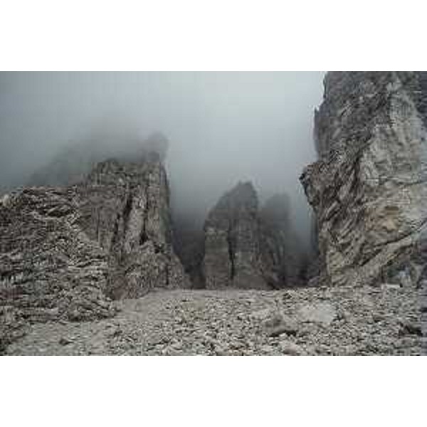 Le Torri del Monfalcon di Montanaia nella nebbia. Foto: Archivio del Corpo forestale regionale 