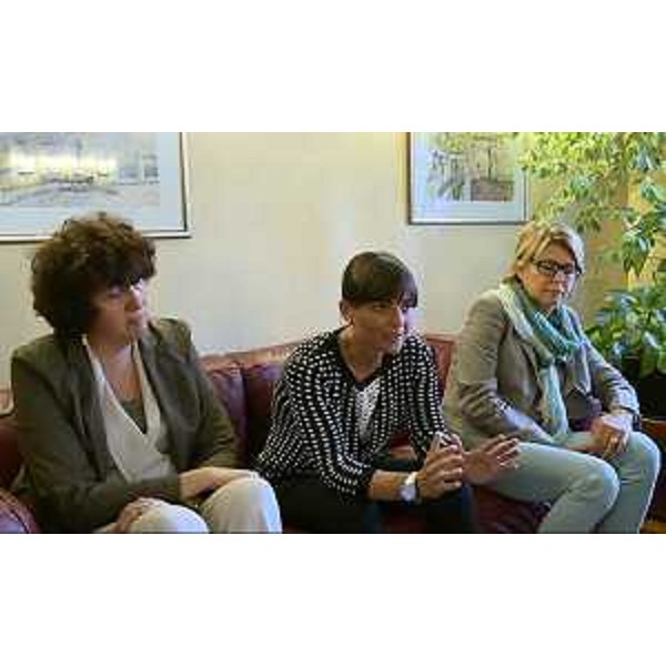 Debora Serracchiani (Presidente Regione Friuli Venezia Giulia), tra gli assessori regionali Loredana Panariti (Lavoro, Formazione, Pari Opportunità) e Maria Sandra Telesca (Politiche sociali) dopo l'approvazione delle nuove "Misure attive di inclusione sociale e di sostegno al reddito" in Consiglio regionale - Trieste 29/06/2015