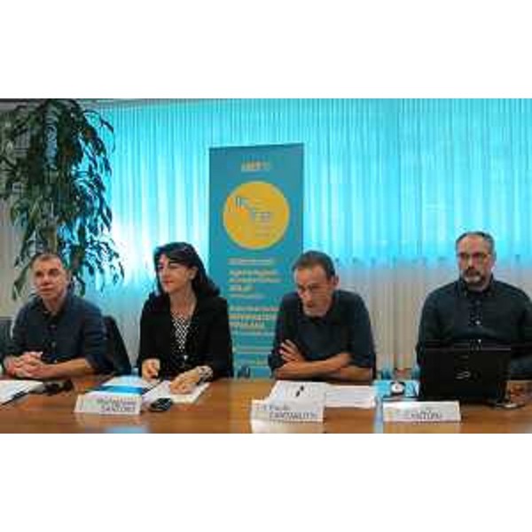 Lorenzo Fabbro (Presidente ARLeF), Mariagrazia Santoro (Assessore regionale Infrastrutture), Paolo Cantarutti (Presidente Cooperativa Informazione Friulana) e Giorgio Cantoni (Radio Onde Furlane) alla presentazione del Progetto "Fûrxfur" - Udine 30/06/2015 (Foto ARLeF)
