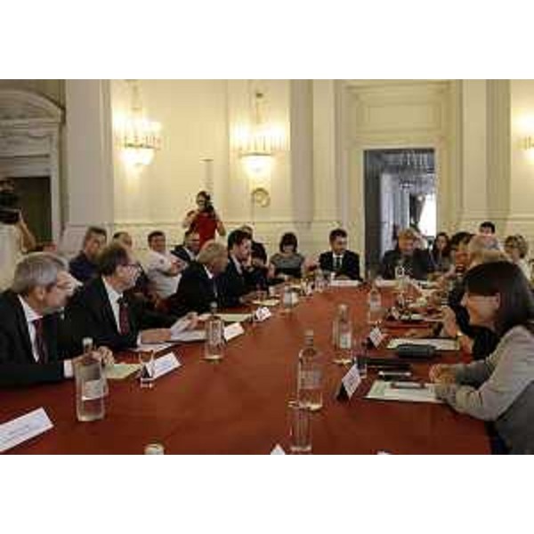 Gianni Torrenti (Assessore regionale Solidarietà) e Debora Serracchiani (Presidente Regione Friuli Venezia Giulia) al Tavolo sull'Immigrazione, con Mario Morcone (Capo Dipartimento Libertà civili e Immigrazione, Ministero Interno), sindaci e prefetti del FVG, in Prefettura - Trieste 30/06/2015