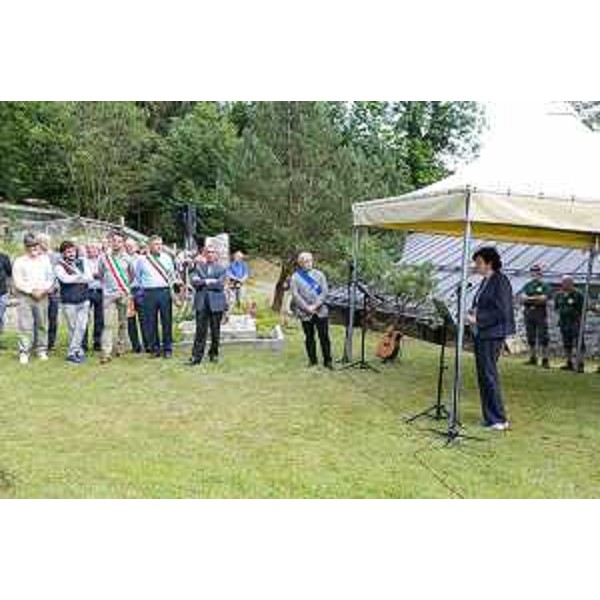 Loredana Panariti (Assessore regionale Lavoro) alla cerimonia in ricordo dei quattro Alpini Fucilati all'alba del 1° luglio 1916 - Cercivento 01/07/2015
