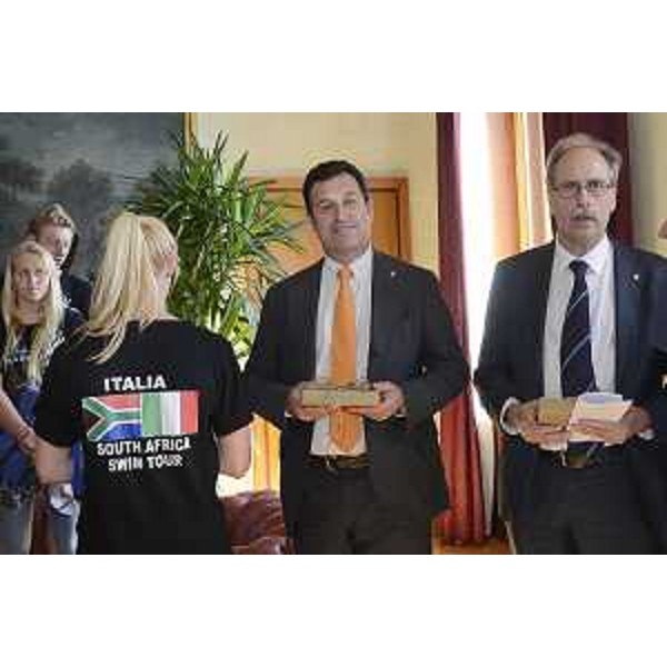 Franco Iacop (Presidente Consiglio regionale) e Gianni Torrenti (Assessore regionale Sport) con i nuotatori della St Andrew's Dragons Swimming Club di Johannesburg, in Consiglio regionale - Trieste 01/07/2015
