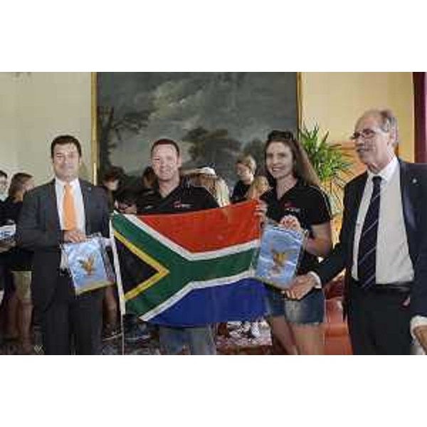 Franco Iacop (Presidente Consiglio regionale) e Gianni Torrenti (Assessore regionale Sport) con i nuotatori della St Andrew's Dragons Swimming Club di Johannesburg, in Consiglio regionale - Trieste 01/07/2015
