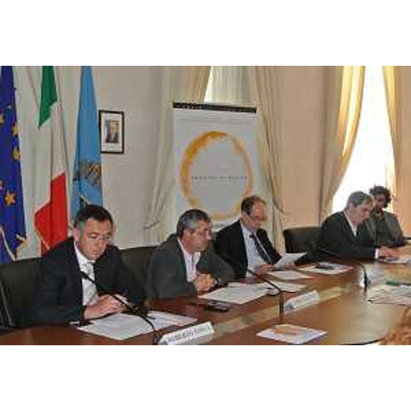 Roberto Tonca (Vicepresidente Federazione BCC FVG), Loris Celetto (Direttore generale Associazione Progetto Musica), Gianni Torrenti (Assessore regionale Cultura) ed Enrico Bronzi (Direttore artistico Nei Suoni Dei Luoghi) alla presentazione della XVII edizione del Festival di musica e territori "Nei Suoni Dei Luoghi" - Trieste 02/07/2015
