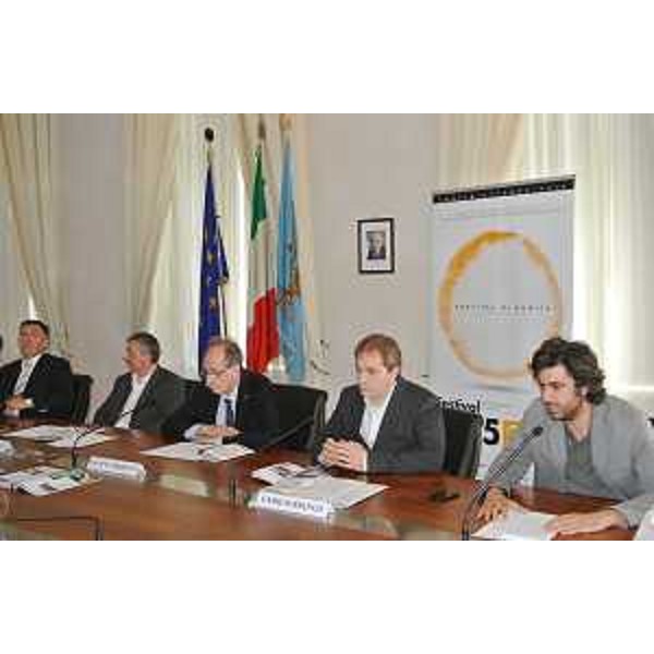 Roberto Tonca (Vicepresidente Federazione BCC FVG), Loris Celetto (Direttore generale Associazione Progetto Musica), Gianni Torrenti (Assessore regionale Cultura), Enrico Bronzi (Direttore artistico Nei Suoni Dei Luoghi) e Federico Pirone (Assessore Cultura Comune Udine) alla presentazione della XVII edizione del Festival di musica e territori "Nei Suoni Dei Luoghi" - Trieste 02/07/2015