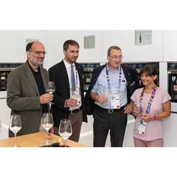 Cristiano Shaurli (Assessore regionale Risorse agricole e forestali), Sergio Bolzonello (Vicepresidente Regione FVG e assessore Attività produttive, Cooperazione e Turismo) e Debora Serracchiani (Presidente Regione Friuli Venezia Giulia) al Padiglione "Vino A Taste of Italy" a EXPO 2015 - Milano 04/07/2015