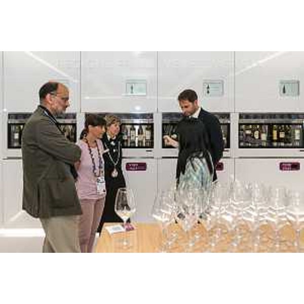 Debora Serracchiani (Presidente Regione Friuli Venezia Giulia) e Cristiano Shaurli (Assessore regionale Risorse agricole e forestali) al Padiglione "Vino A Taste of Italy" a EXPO 2015 - Milano 04/07/2015