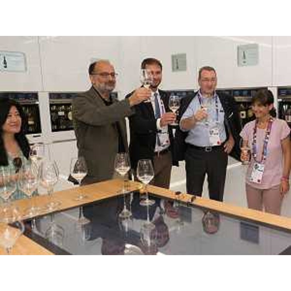 Cristiano Shaurli (Assessore regionale Risorse agricole e forestali), Sergio Bolzonello (Vicepresidente Regione FVG e assessore Attività produttive, Cooperazione e Turismo) e Debora Serracchiani (Presidente Regione Friuli Venezia Giulia) al Padiglione "Vino A Taste of Italy" a EXPO 2015 - Milano 04/07/2015