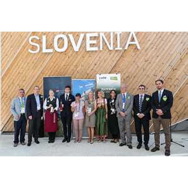 Sergio Bolzonello (Vicepresidente Regione FVG e assessore Attività produttive, Cooperazione e Turismo), Debora Serracchiani (Presidente Regione Friuli Venezia Giulia) e Cristiano Shaurli (Assessore regionale Risorse agricole e forestali) al Padiglione Slovenia a EXPO 2015 - Milano 04/07/2015