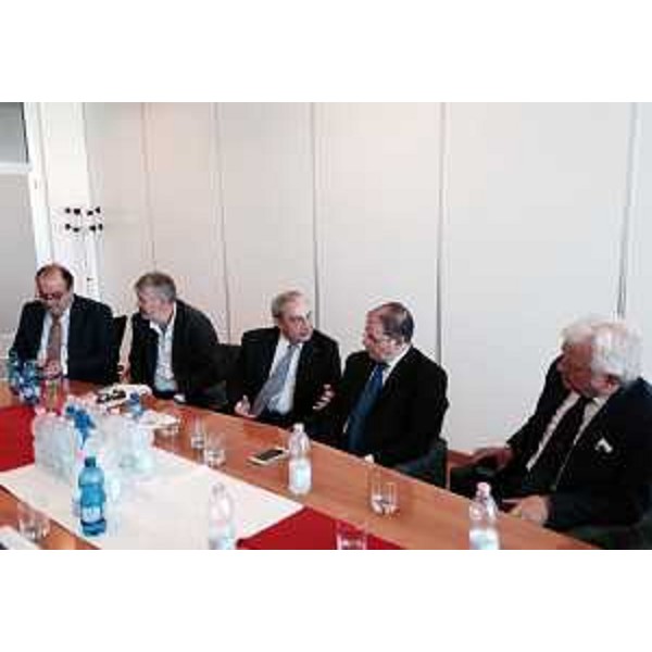 Alcuni partecipanti all’incontro, tra cui Giuseppe Bono (presidente regionale Confindustria e Fincantieri) e Vincenzo Zappalorto (prefetto di Gorizia) – Ronchi dei Legionari 07/07/2015