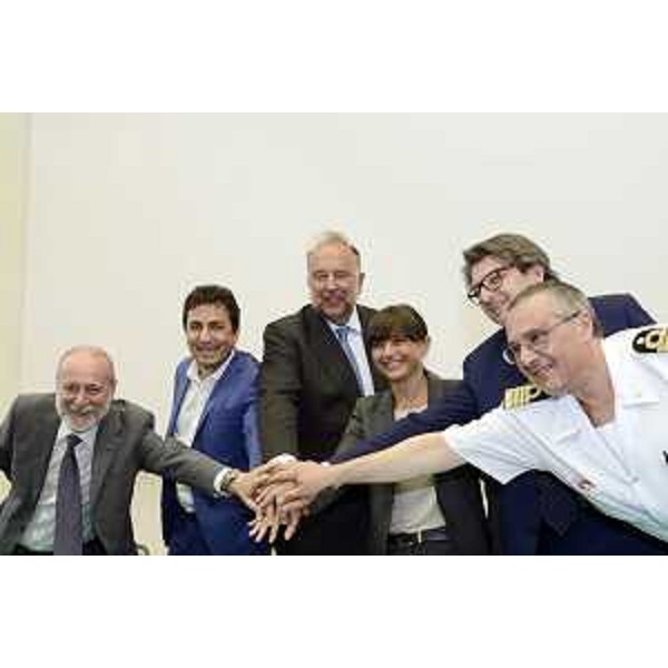 Giorgio Lilllini (Dirigente Provveditorato interregionale Opere pubbliche), Roberto Reggi (direttore agenzia Demanio), Roberto Cosolini (sindaco Trieste), Debora Serracchiani (presidente Friuli Venezia Giulia), Zeno D’Agostino (presidente Autorità portuale) e Natale Serrano (comandante in II Capitaneria di Porto) – Trieste 09/07/2015