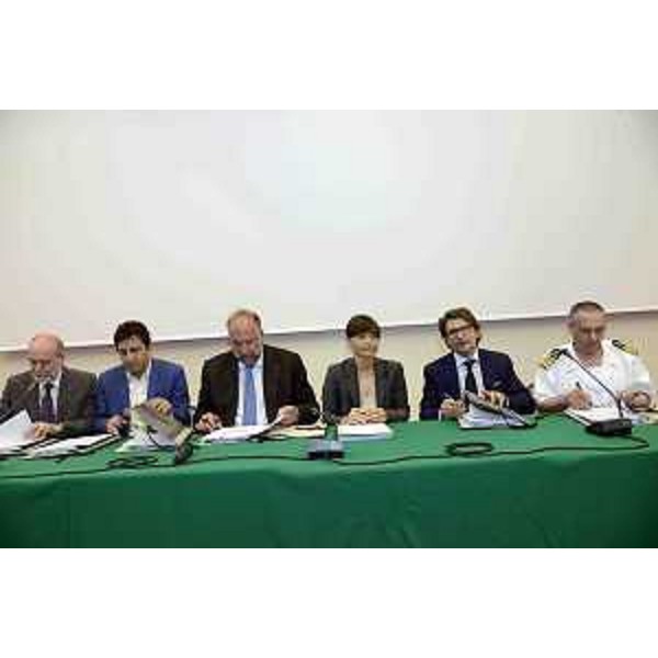 Giorgio Lilllini (Dirigente Provveditorato interregionale opere pubbliche), Roberto Reggi (direttore agenzia Demanio), Roberto Cosolini (sindaco Trieste), Debora Serracchiani (presidente Friuli Venezia Giulia), Zeno D’Agostino (presidente Autorità portuale) e Natale Serrano (comandante in II Capitaneria di Porto) – Trieste 09/07/2015