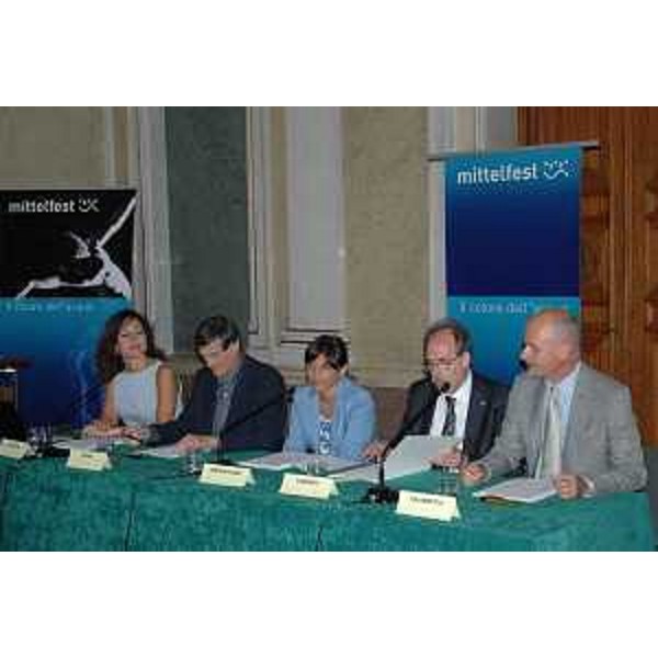 Stefano Calabretto (Direttore artistico Mittelfest), Gianni Torrenti (assessore regionale Cultura), Debora Serracchiani (presidente Friuli Venezia Giulia), Federico Rossi (presidente Mittelfest) e Angela Zappulla (Comune Cividale) – Trieste 10/07/2015