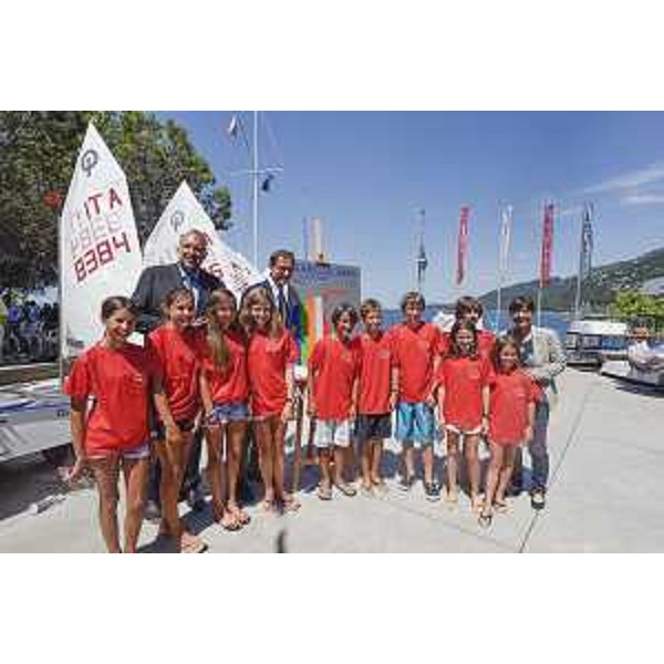 Roberto Cosolini (Sindaco Trieste), Mitja Gialuz (presidente SVBG) e Debora Serracchiani (presidente Friuli Venezia Giulia) con i piccoli atleti della Società Velica Barcola e Grignano – Trieste 14/07/2015 (Foto archivio Barcolana/emme&emme)