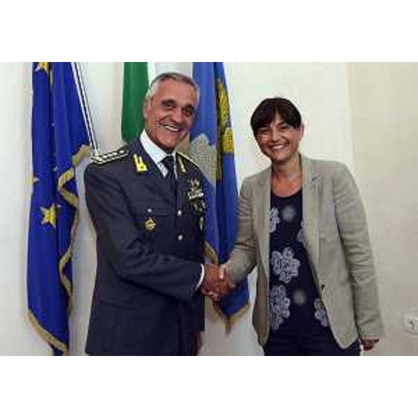 Debora Serracchiani (Presidente Friuli Venezia Giulia) con il generale Giuseppe Mango (comandante interregionale della Guardia di Finanza per l’Italia Nord orientale) – Trieste 14/07/2015