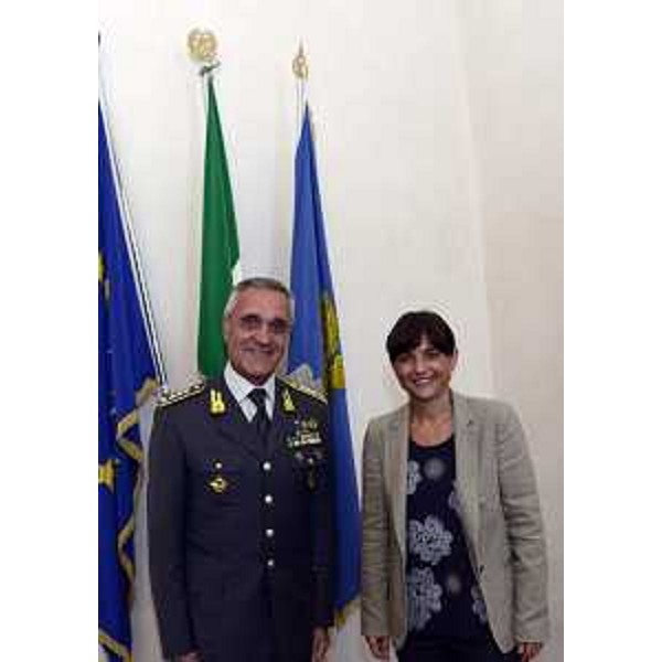 Debora Serracchiani (Presidente Friuli Venezia Giulia) con il generale Giuseppe Mango (comandante interregionale della Guardia di Finanza per l’Italia Nord orientale) – Trieste 14/07/2015