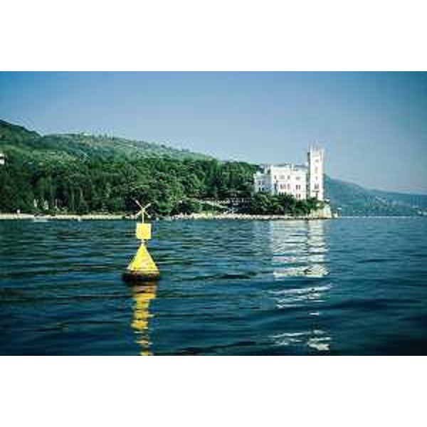 Le acque della Riserva marina lambiscono il Castello di Miramare (Trieste). Foto: Archivio del Corpo forestale regionale - Archivio della Riserva naturale marina di Miramare