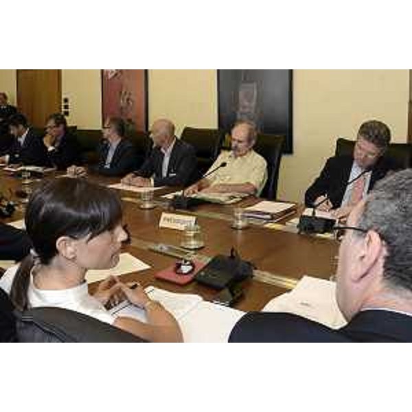 Debora Serracchiani (Presidente Regione Friuli Venezia Giulia) e Sergio Bolzonello (Vicepresidente Regione FVG e assessore Attività produttive) alla riunione dei capigruppo dedicata alla situazione del Consorzio Aussa Corno, con i rappresentanti della compagine societaria, in Consiglio regionale - Trieste 21/07/2015
