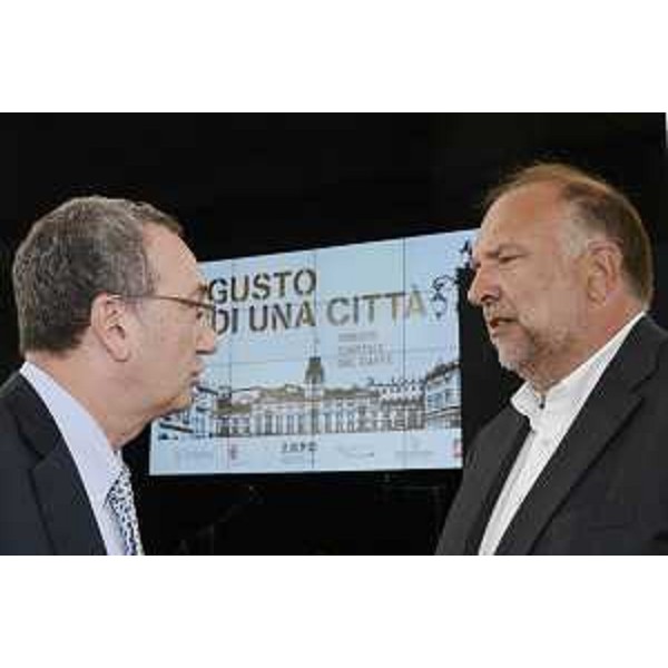 Sergio Bolzonello (Vicepresidente Regione FVG e assessore Attività produttive, Cooperazione e Turismo) e Roberto Cosolini (Sindaco Trieste) all'inaugurazione della mostra "Il gusto di una città. Trieste capitale del Caffè", al Salone degli Incanti - Trieste 21/07/2015