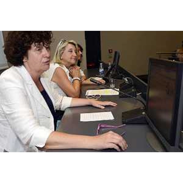 Loredana Panariti (Assessore regionale Lavoro, Formazione, Istruzione, Pari Opportunità, Politiche giovanili, Ricerca e Università) e Annamaria Poggioli [Presidente Commissione Regionale Pari Opportunità (CRPO)] alla ripresentazione del Bando di promozione del lavoro e delle opportunità di sviluppo professionale e di carriera delle donne (seconda scadenza 31.08.2015), nella Sala Tessitori del Consiglio regionale - Trieste 22/07/2015