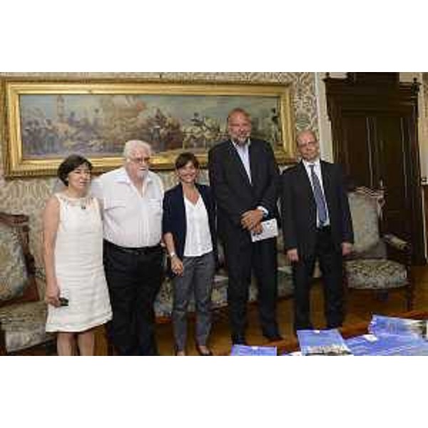 Rossella Fabiani (Responsabile Servizio educativo Soprintendenza Beni storici, artistici, etnoantropologici FVG), Serafino Marchiò Lunet [Presidente Associazione Italiana Ricerca e Sviluppo Aree Culturali (AIRSAC)], Debora Serracchiani (Presidente Regione Friuli Venezia Giulia), Roberto Cosolini (Sindaco Trieste) e Luca Caburlotto (Sovrintendente Beni storici, artistici, etnoantropologici FVG) alla presentazione dello spettacolo "Luci e Suoni - Massimiliano e Miramare: un magico sogno di un Asburgo", nel Salotto Azzurro del Municipio - Trieste 23/07/2015