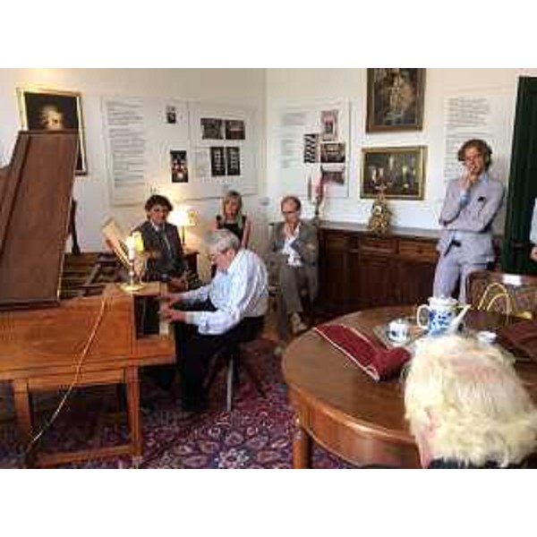 Gianni Torrenti (Assessore regionale Cultura) durante un'esibizione del maestro Giovanni Canciani al Museo Mozartina - Paularo 25/07/2015