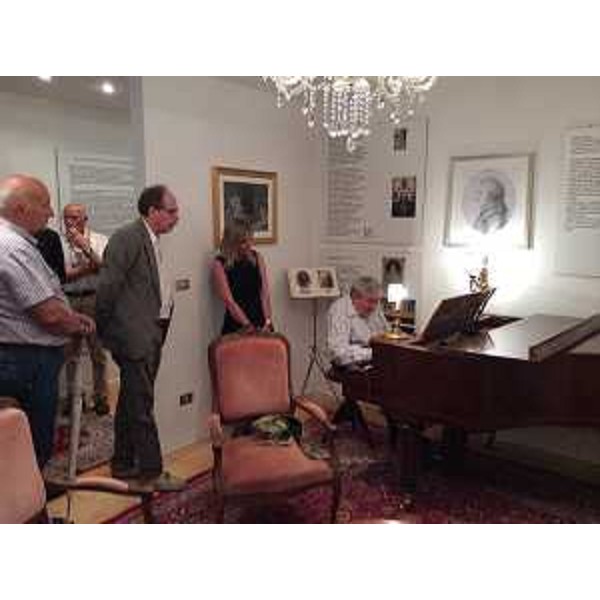 Gianni Torrenti (Assessore regionale Cultura) durante un'esibizione del maestro Giovanni Canciani al Museo Mozartina - Paularo 25/07/2015