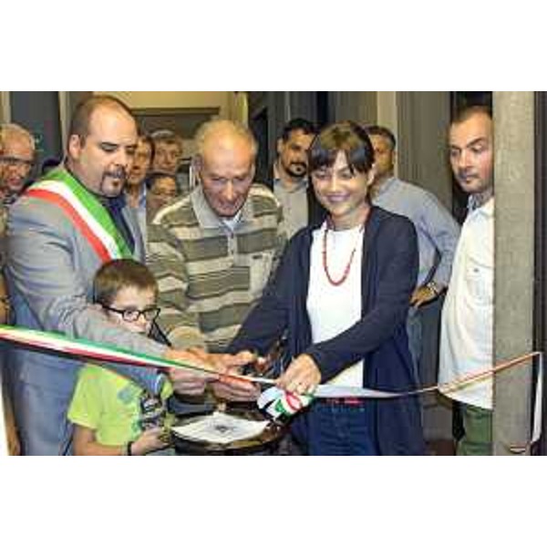 Ivan Buzzi (Sindaco Pontebba) e Debora Serracchiani (Presidente Regione Friuli Venezia Giulia) inaugurano la mostra "Quando Pramollo stava all'equatore", nella sede municipale - Pontebba 26/07/2015 (Foto Tiziano Gualtieri/Tree House)