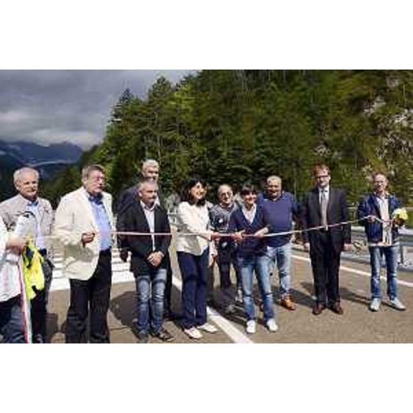 Mariagrazia Santoro (Assessore regionale Infrastrutture e Mobilità) e Debora Serracchiani (Presidente Regione Friuli Venezia Giulia) all'inaugurazione dei lavori di sopraelevazione di un tratto di 750 metri della strada regionale 251 della Val di Zoldo e Valcellina - Barcis 27/07/2015