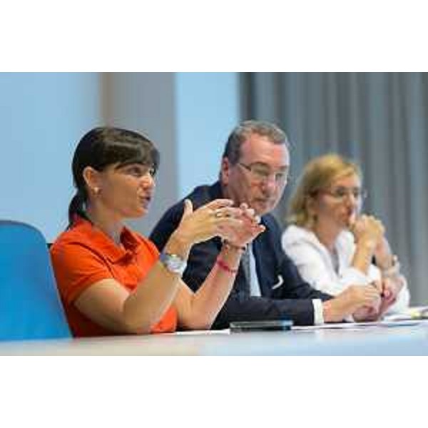 Debora Serracchiani (Presidente Regione Friuli Venezia Giulia) e Sergio Bolzonello (Vicepresidente Regione FVG e assessore Attività produttive) in conferenza stampa sui dati di spesa del Programma Operativo Regionale del Fondo Europeo di Sviluppo Regionale (POR FESR) 2007-2013 - Udine 17/07/2015