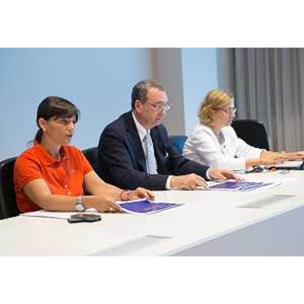 Debora Serracchiani (Presidente Regione Friuli Venezia Giulia) e Sergio Bolzonello (Vicepresidente Regione FVG e assessore Attività produttive) in conferenza stampa sui dati di spesa del Programma Operativo Regionale del Fondo Europeo di Sviluppo Regionale (POR FESR) 2007-2013 - Udine 17/07/2015