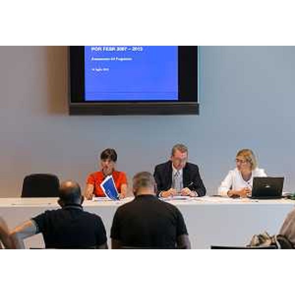 Debora Serracchiani (Presidente Regione Friuli Venezia Giulia) e Sergio Bolzonello (Vicepresidente Regione FVG e assessore Attività produttive) in conferenza stampa sui dati di spesa del Programma Operativo Regionale del Fondo Europeo di Sviluppo Regionale (POR FESR) 2007-2013 - Udine 17/07/2015