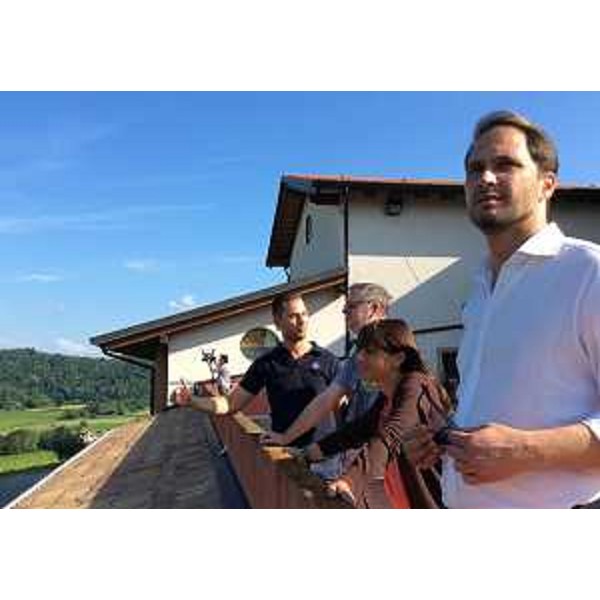 Debora Serracchiani (Presidente Regione Friuli Venezia Giulia) e Cristiano Shaurli (Assessore regionale Risorse agricole e forestali) insieme alla famiglia Specogna, durante la visita all'Azienda vitivinicola Specogna - Corno di Rosazzo 28/07/2015