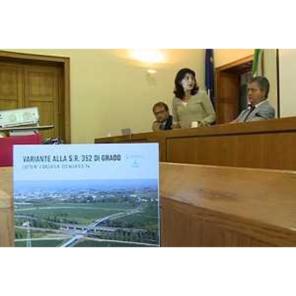 Mariagrazia Santoro (Assessore regionale Infrastrutture e Mobilità) illustra i lavori del II lotto della Variante alla strada regionale 352 "di Grado" nella Sala del Consiglio comunale - Cervignano del Friuli 28/07/2015