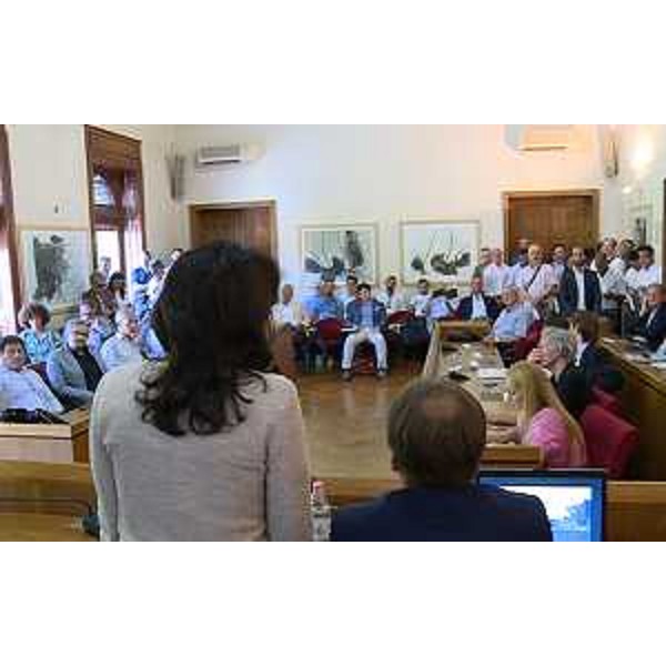 Mariagrazia Santoro (Assessore regionale Infrastrutture e Mobilità) illustra i lavori del II lotto della Variante alla strada regionale 352 "di Grado" nella Sala del Consiglio comunale - Cervignano del Friuli 28/07/2015