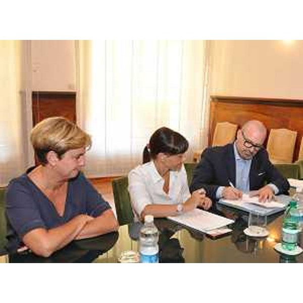 Federica Guidi (Ministro Sviluppo economico), Debora Serracchiani (Presidente Regione Friuli Venezia Giulia) e Stefano Bonaccini (Presidente Regione Emilia-Romagna) al Tavolo per la firma dell'Accordo di Programma su cinque progetti di ricerca e sviluppo in Electrolux (28 milioni di euro di investimento complessivo), nella sede del MiSE - Roma 30/07/2015