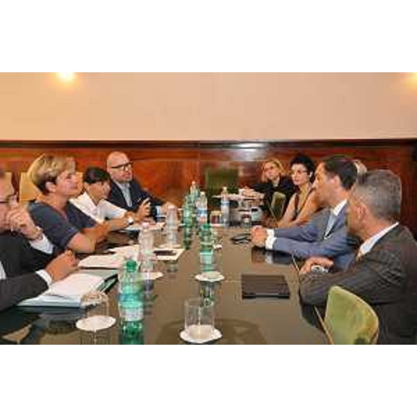 Federica Guidi (Ministro Sviluppo economico), Debora Serracchiani (Presidente Regione Friuli Venezia Giulia), Stefano Bonaccini (Presidente Regione Emilia-Romagna) ed Ernesto Ferrario (Amministratore delegato Electrolux) al Tavolo per la firma dell'Accordo di Programma su cinque progetti di ricerca e sviluppo in Electrolux (28 milioni di euro di investimento complessivo), nella sede del MiSE - Roma 30/07/2015