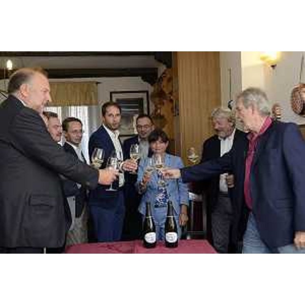 Cristiano Shaurli (Assessore regionale Risorse agricole e forestali) e Debora Serracchiani (Presidente Regione Friuli Venezia Giulia) nel corso della visita agli spazi della futura Casa del Prosecco - Prosecco (TS) 31/07/2015