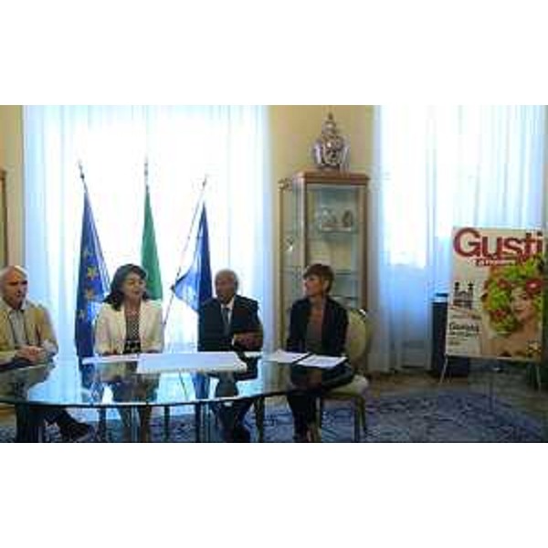 Simone Gorini (Direttore Divisione Passeggeri Trenitalia per FVG), Mariagrazia Santoro (Assessore regionale Infrastrutture e Mobilità), Ettore Romoli e Arianna Bellan (Sindaco e assessore comunale Grandi Eventi Gorizia) alla presentazione dei treni speciali che saranno dedicati a "Gusti di Frontiera - L'Europa in tavola" (Gorizia 25, 26 e 27 settembre 2015), in Municipio - Gorizia 03/08/2015