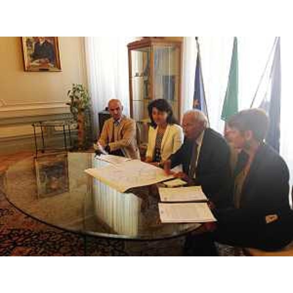 Simone Gorini (Direttore Divisione Passeggeri Trenitalia per FVG), Mariagrazia Santoro (Assessore regionale Infrastrutture e Mobilità), Ettore Romoli e Arianna Bellan (Sindaco e assessore comunale Grandi Eventi Gorizia) alla presentazione dei treni speciali che saranno dedicati a "Gusti di Frontiera - L'Europa in tavola" (Gorizia 25, 26 e 27 settembre 2015), in Municipio - Gorizia 03/08/2015