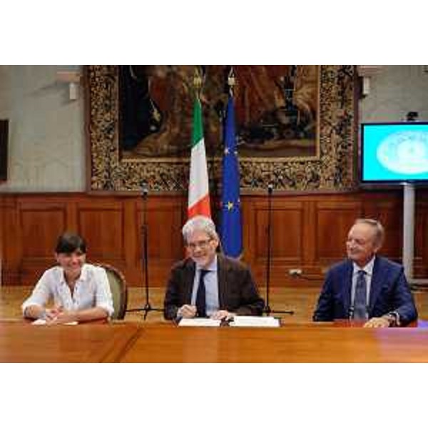 Debora Serracchiani (Presidente Regione Friuli Venezia Giulia) e Claudio De Vincenti (Sottosegretario Presidenza Consiglio Ministri), a Palazzo Chigi - Roma 07/08/2015