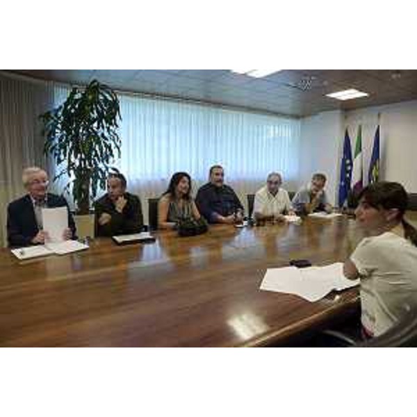 Debora Serracchiani (Presidente Friuli Venezia Giulia) con i rappresentanti delle Organizzazioni sindacali della scuola – Udine 10/08/2015