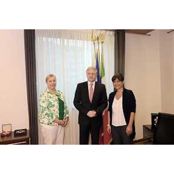 Ingrid Sergaš (console sloveno a Trieste), Iztok Mirosic (ambasciatore sloveno in Italia) e Debora Serracchiani (presidente Friuli Venezia Giulia) – Udine 11/08/2015