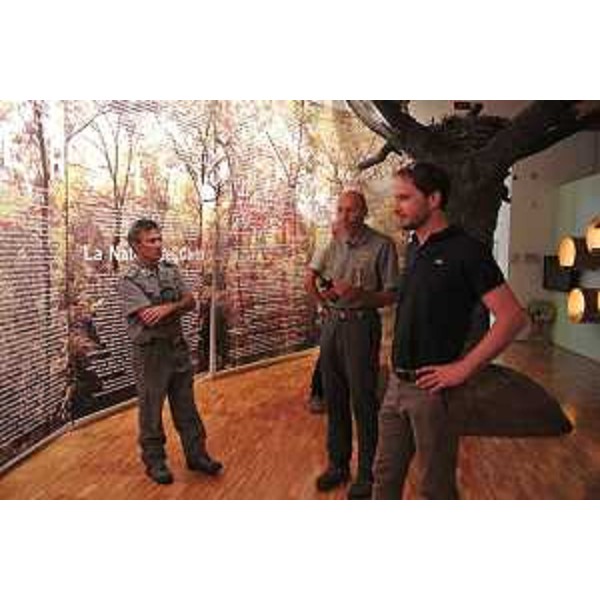 Diego Masiello (coordinatore Centro didattico naturalistico Basovizza), Roberto Valenti (vicecoordinatore Centro didattico naturalistico) e Cristiano Shaurli (assessore regionale Risorse agricole e forestali) - Trieste, Centro didattico naturalistico di Basovizza 14/08/2015