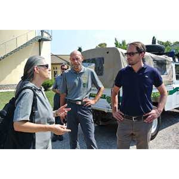 Alessandra Tribuson (vicecoordinatore Stazione forestale Duino Aurisina), Roberto Valenti (vicecoordinatore Centro didattico naturalistico) e Cristiano Shaurli (assessore regionale Risorse agricole e forestali) - Trieste, Centro didattico naturalistico di Basovizza 14/08/2015