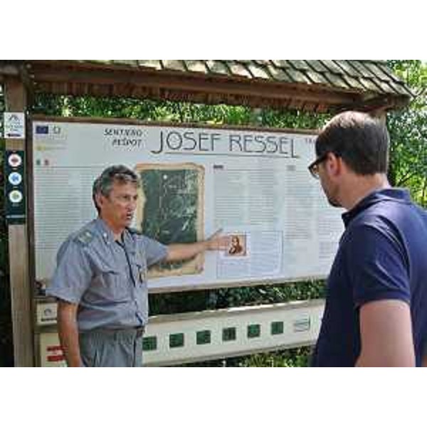 Diego Masiello (coordinatore Centro didattico naturalistico Basovizza) e Cristiano Shaurli (assessore regionale Risorse agricole e forestali) all’inizio del sentiero “Josef Ressel” - Trieste, Basovizza 04/08/2015
