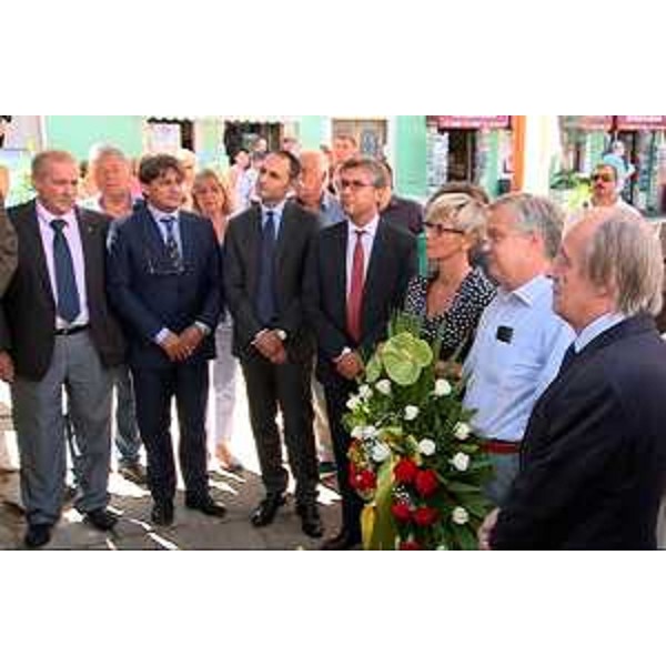 Francesco Peroni (Assessore regionale finanze) e le autorità presenti alla commemorazione del 69° anniversario della strage di Vergarolla – Pola (Croazia) 18/08/2015