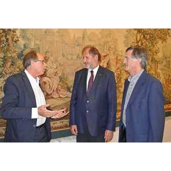 Gianni Torrenti (assessore regionale Cultura), Ernest Hoetzl (direttore d’orchestra, musicologo e docente all’Università di Graz), Federico Rossi (presidente Associazione Mittelfest) – Trieste 20/08/2015