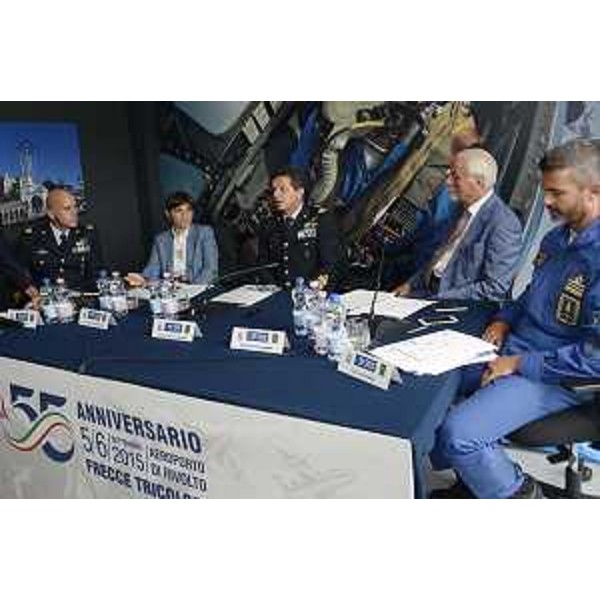 Debora Serracchiani (Presidente Regione Friuli Venezia Giulia), Maurizio Lodovisi (Comandante Squadra Aerea), Giacomo Guerrera (Presidente UNICEF Italia) e Jan Slangen [Comandante Pattuglia Acrobatica Nazionale (PAN) Frecce Tricolori] alla conferenza stampa di presentazione delle iniziative per il 55° anniversario della Pattuglia Acrobatica Nazionale (PAN) "Frecce Tricolori" - Base Aerea Militare di Rivolto 25/08/2015